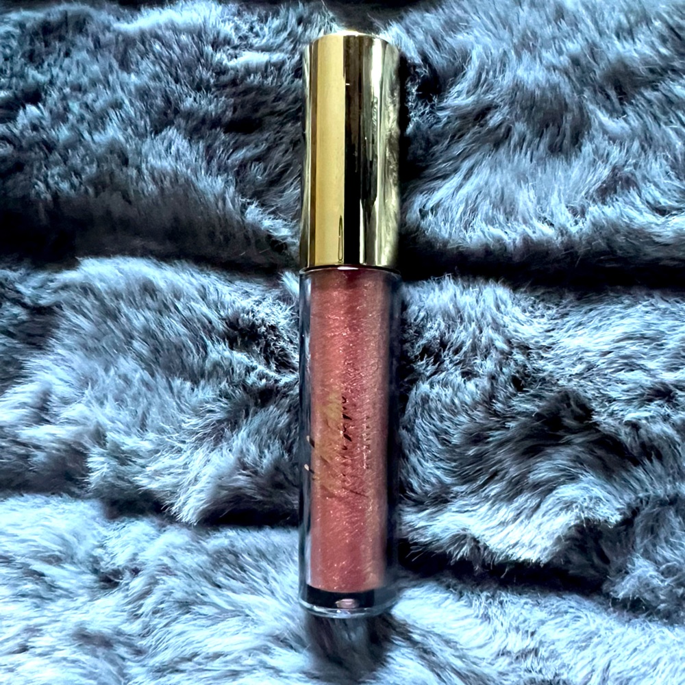 Liquid eye shadow